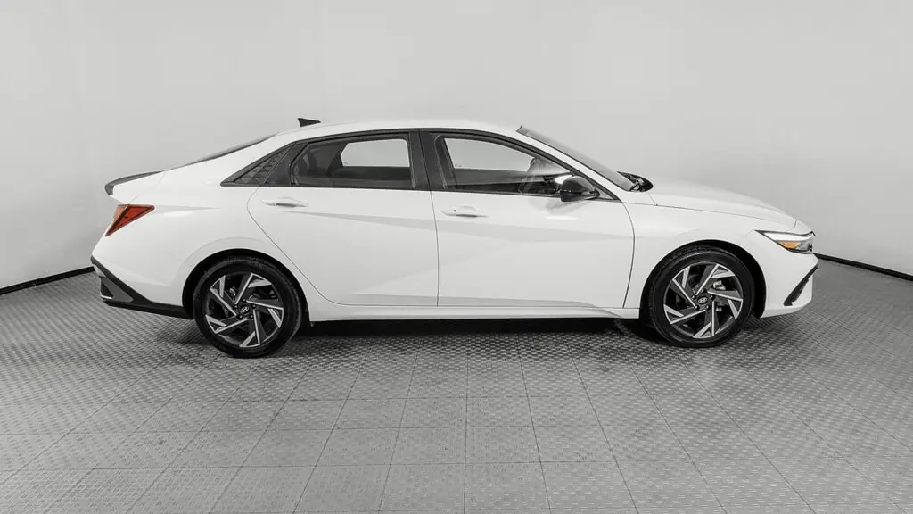 2025 HYUNDAI ELANTRA SEL SPORT photo 8