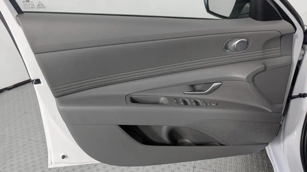 2025 HYUNDAI ELANTRA SEL SPORT photo 12