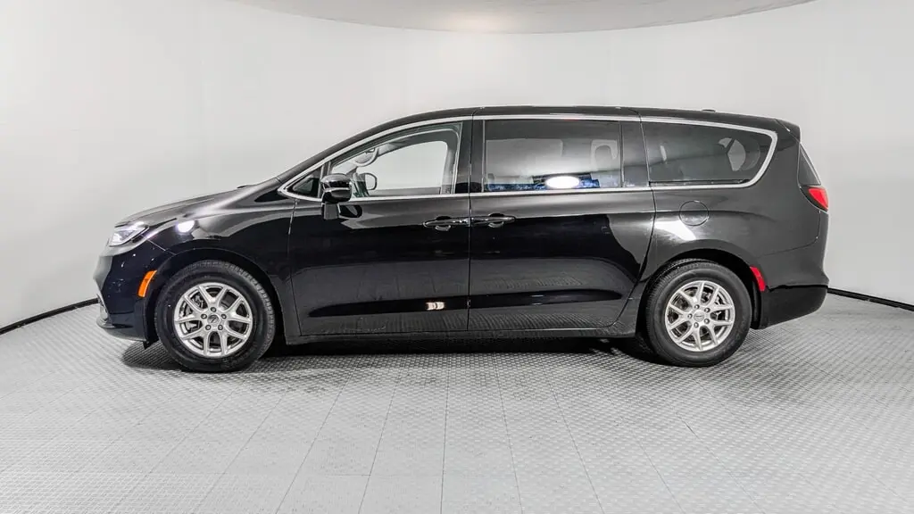 2024 CHRYSLER PACIFICA TOURING L photo 2