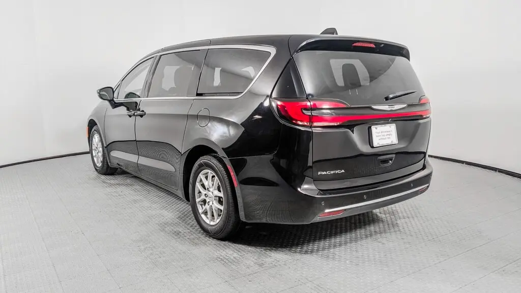 2024 CHRYSLER PACIFICA TOURING L photo 5