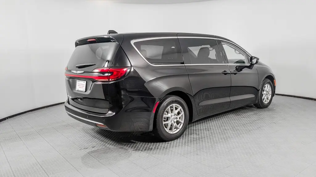 2024 CHRYSLER PACIFICA TOURING L photo 7