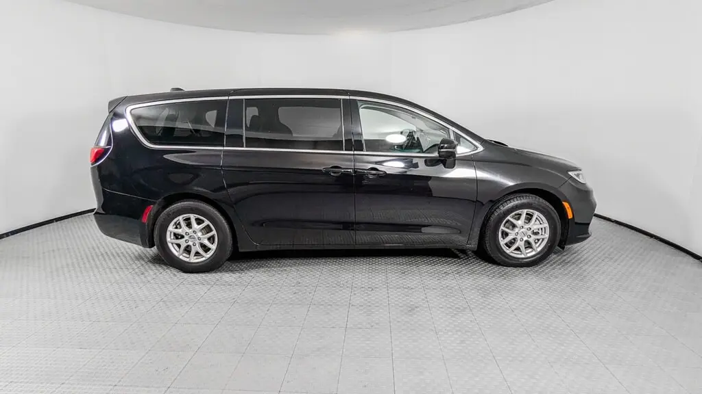 2024 CHRYSLER PACIFICA TOURING L photo 8
