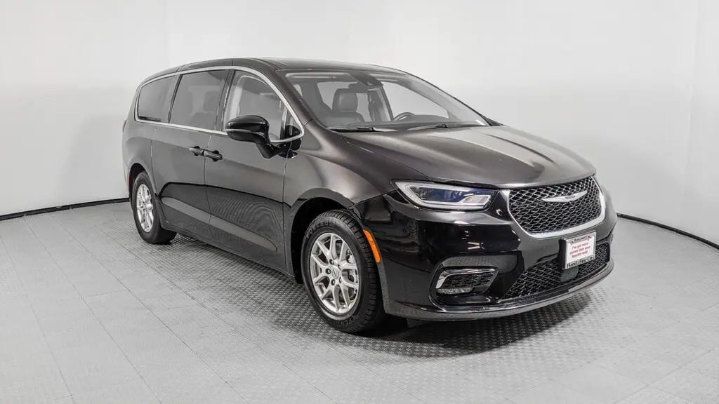2024 CHRYSLER PACIFICA TOURING L photo 10