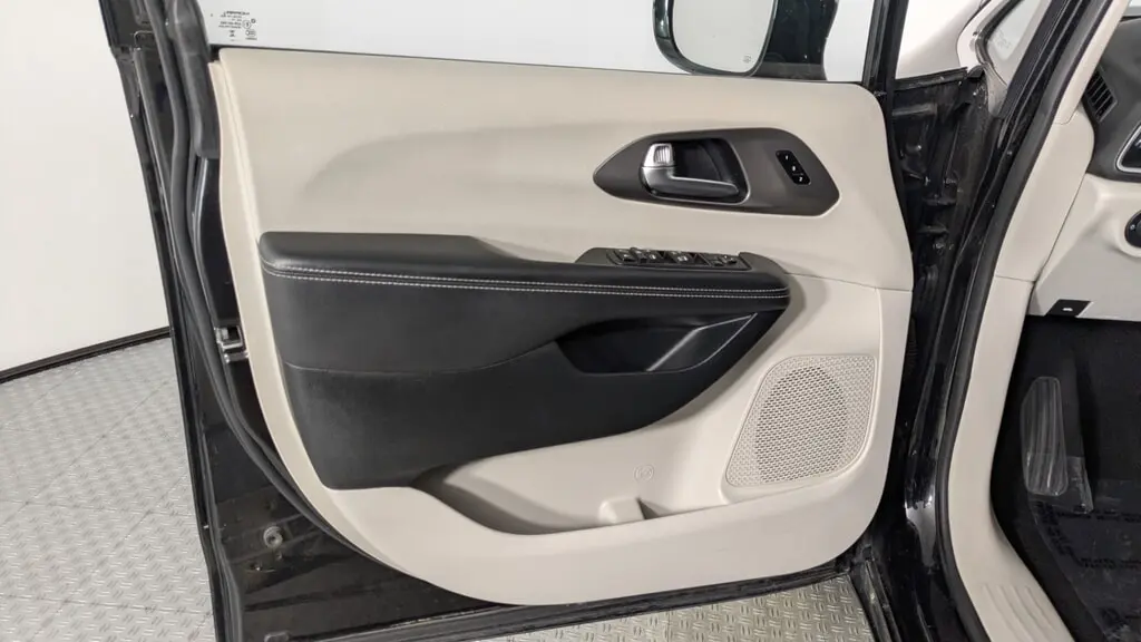 2024 CHRYSLER PACIFICA TOURING L photo 12