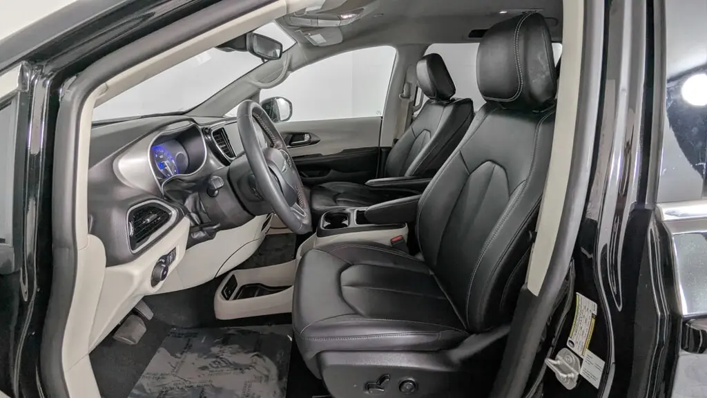 2024 CHRYSLER PACIFICA TOURING L photo 13