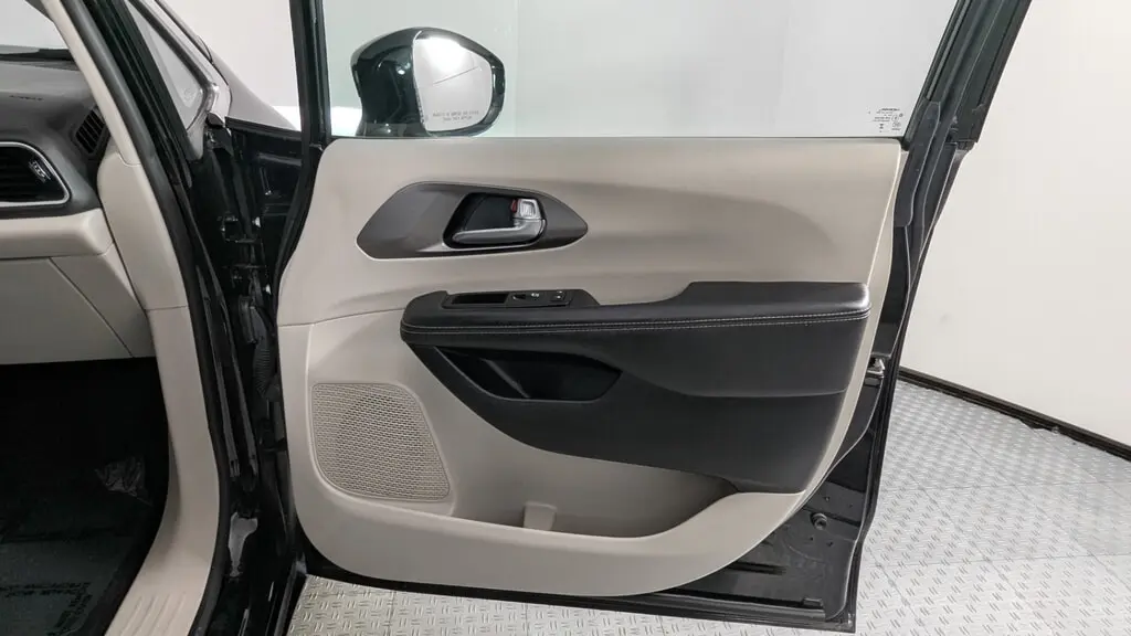 2024 CHRYSLER PACIFICA TOURING L photo 21