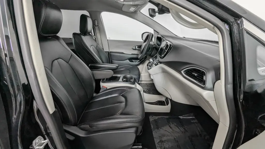 2024 CHRYSLER PACIFICA TOURING L photo 22