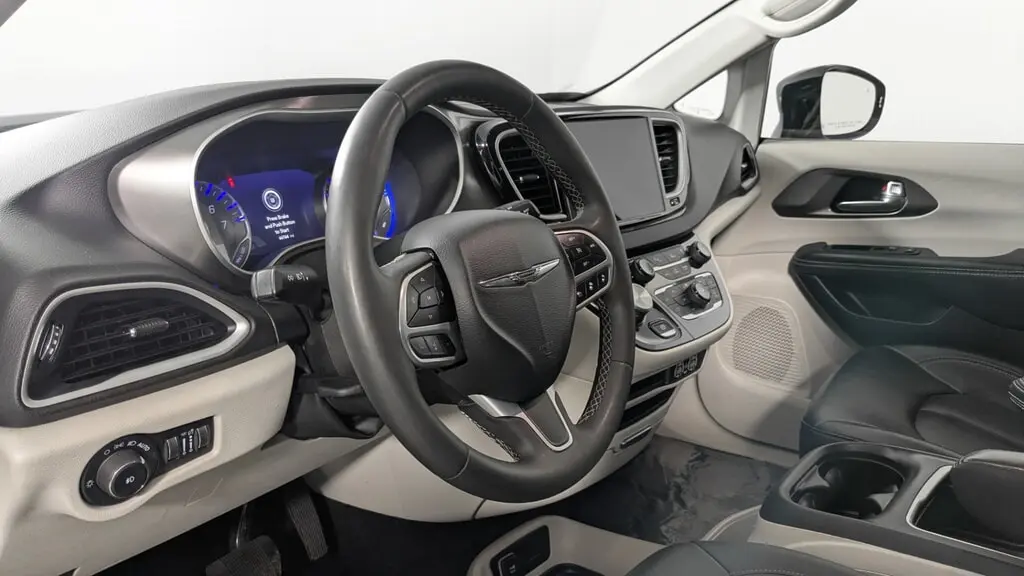 2024 CHRYSLER PACIFICA TOURING L photo 23