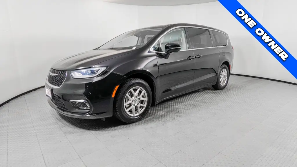 2024 CHRYSLER PACIFICA TOURING L photo 1