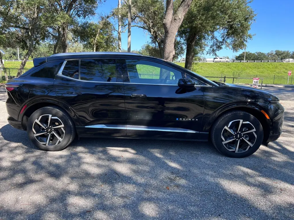 2024 CHEVROLET EQUINOX EV LT photo 4