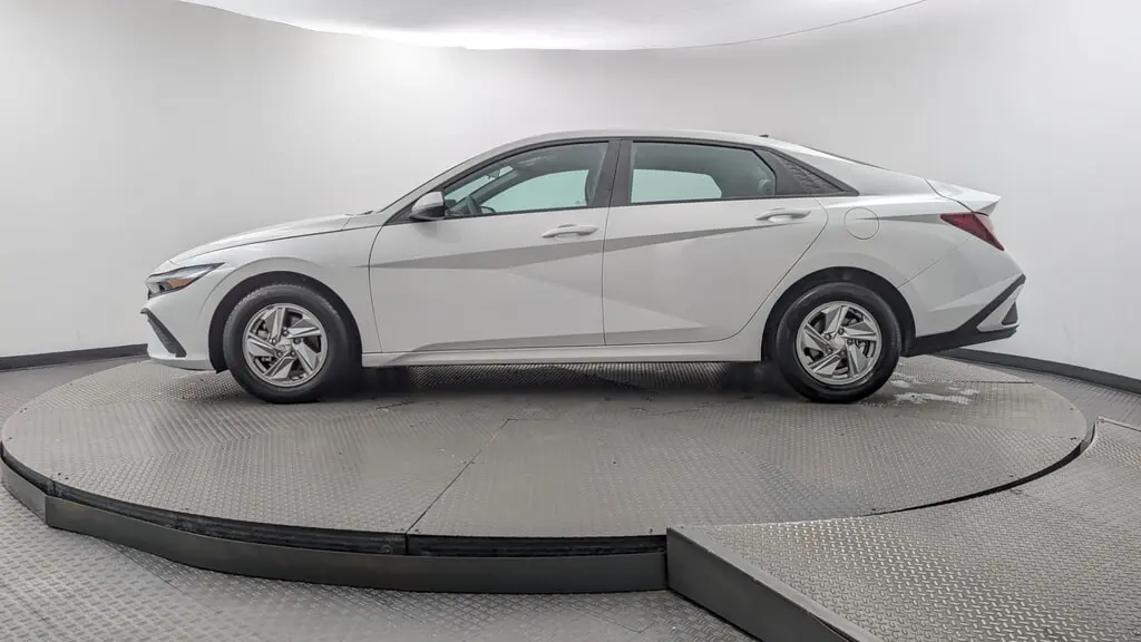 2025 HYUNDAI ELANTRA SE photo 2