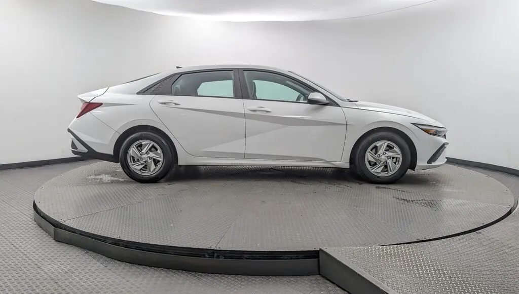 2025 HYUNDAI ELANTRA SE photo 8