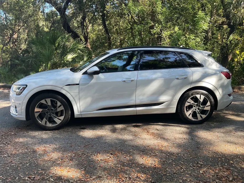 2022 AUDI E-TRON PREMIUM photo 2