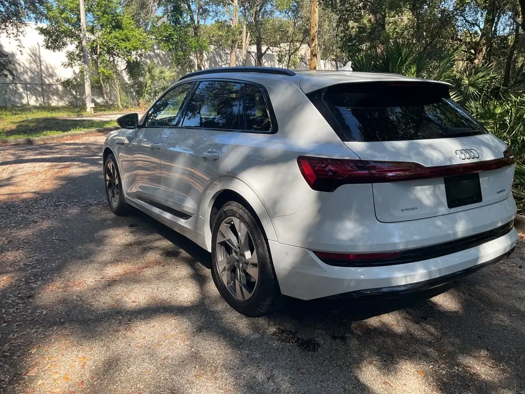 2022 AUDI E-TRON PREMIUM photo 3