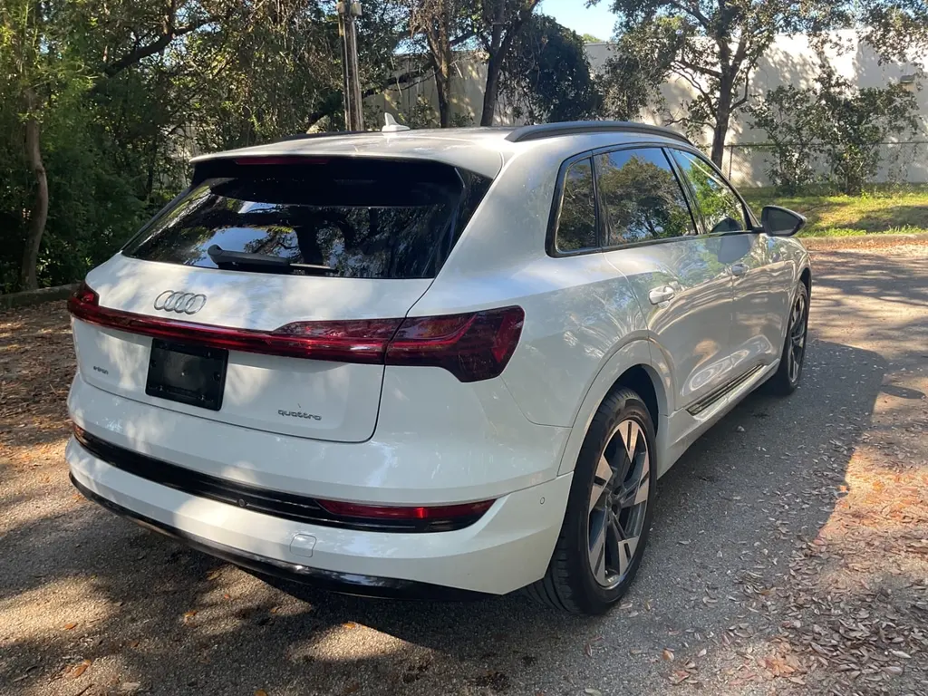2022 AUDI E-TRON PREMIUM photo 5