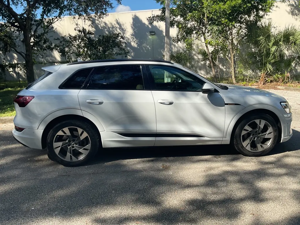 2022 AUDI E-TRON PREMIUM photo 6