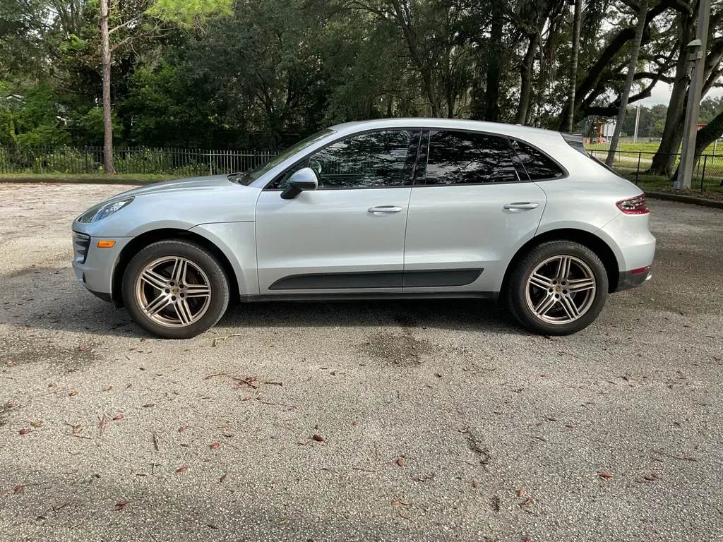 2018 PORSCHE MACAN SPORT EDITION photo 2