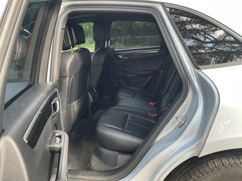 2018 PORSCHE MACAN SPORT EDITION photo 12