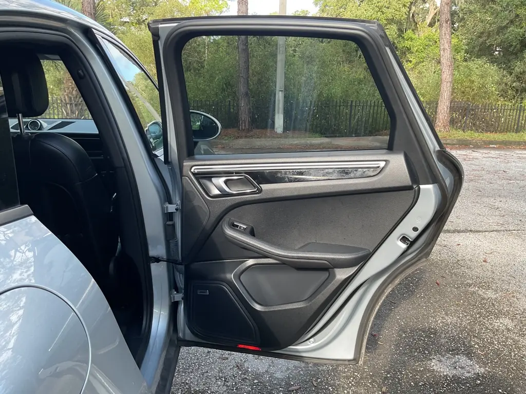 2018 PORSCHE MACAN SPORT EDITION photo 15