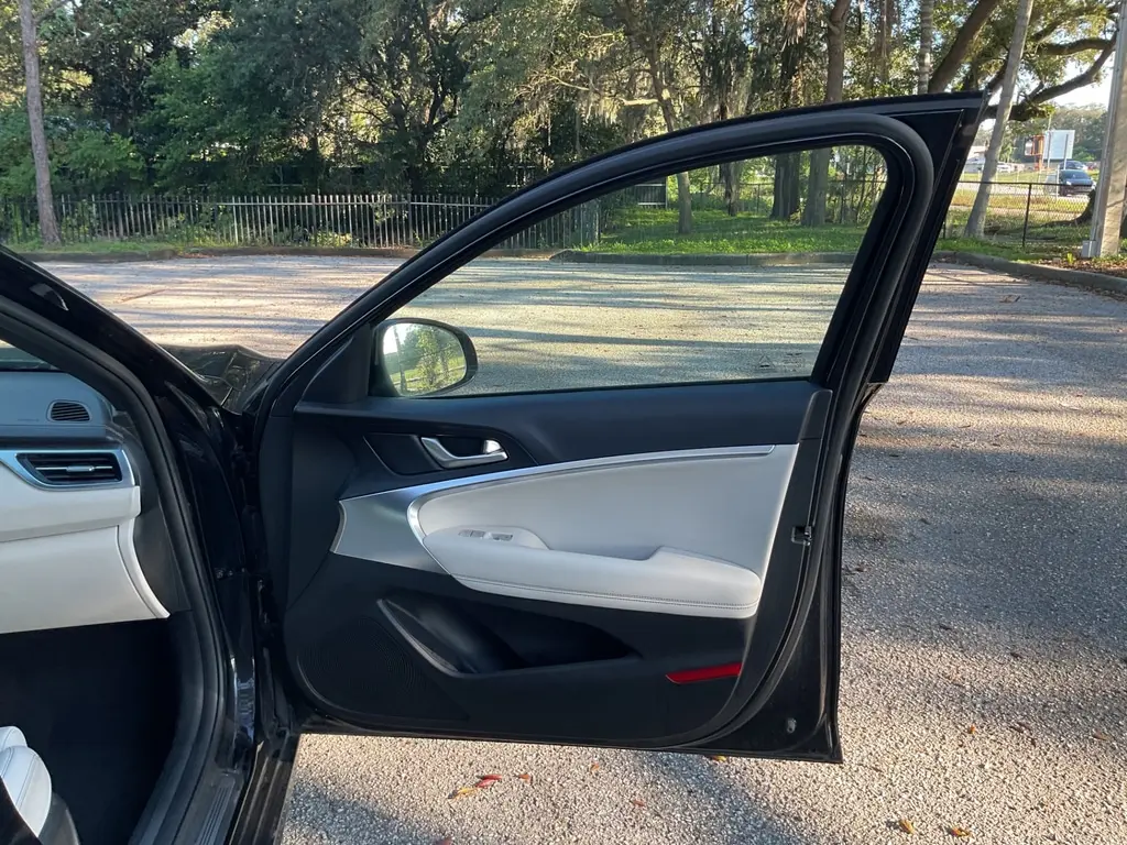 2025 GENESIS G70 2.5T photo 16
