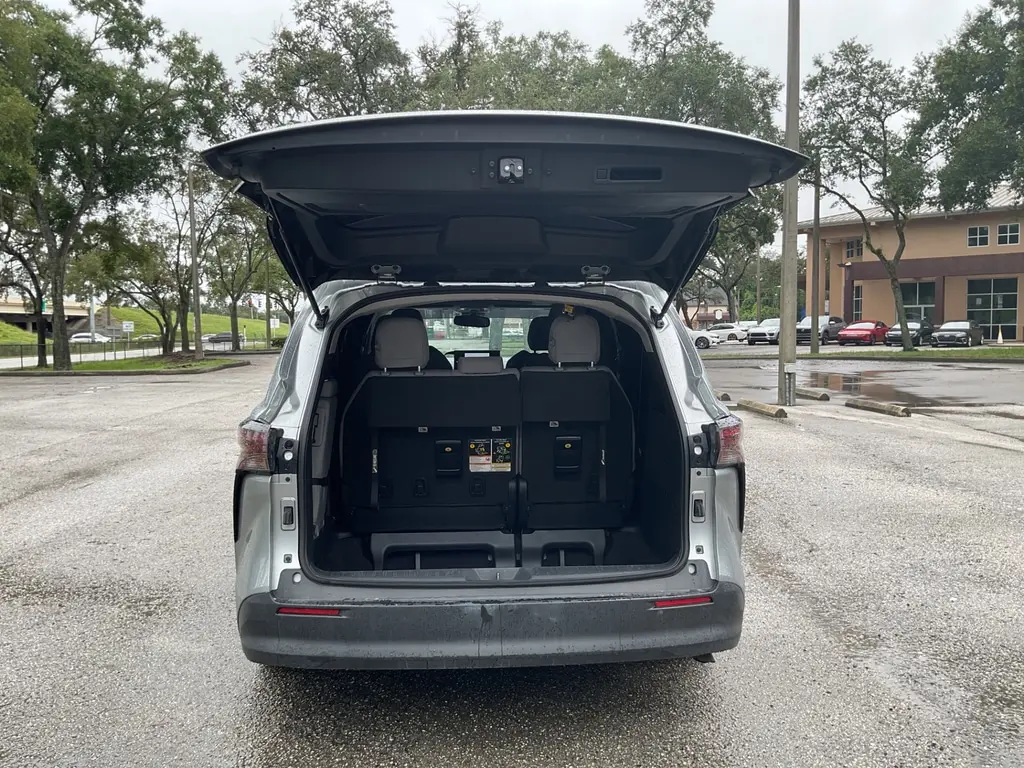 2025 TOYOTA SIENNA LE photo 12