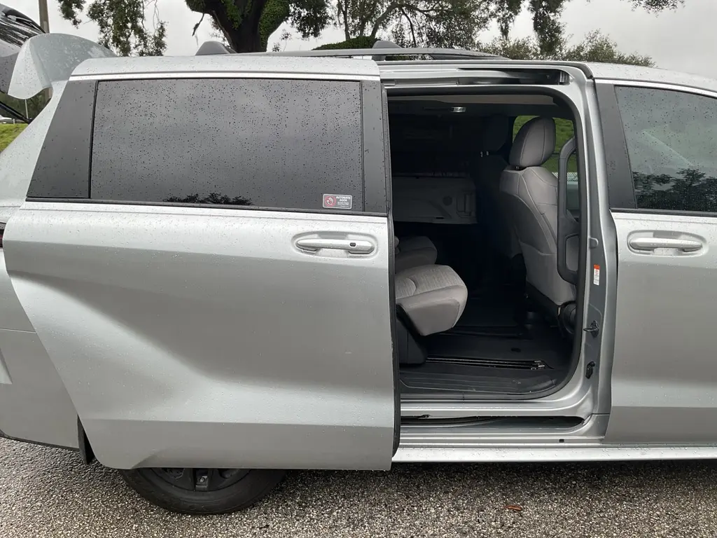 2025 TOYOTA SIENNA LE photo 13