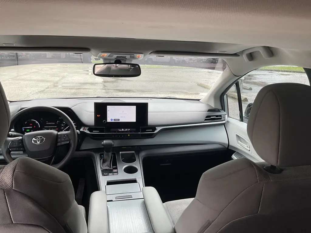 2025 TOYOTA SIENNA LE photo 19