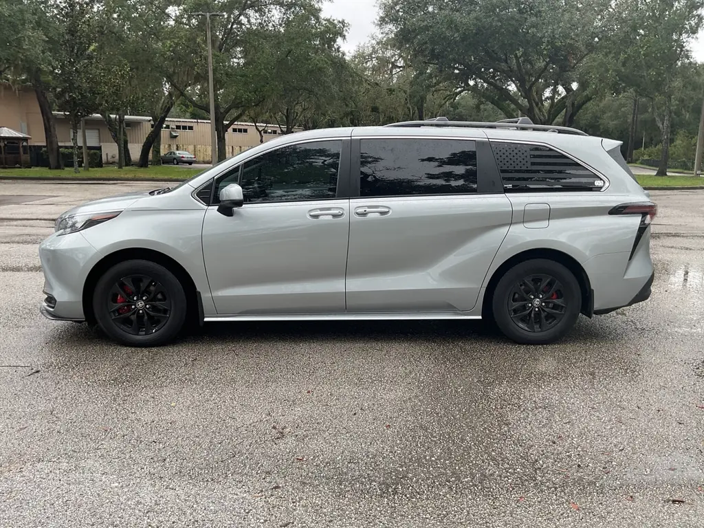 2025 TOYOTA SIENNA LE photo 2
