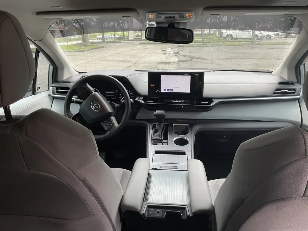 2025 TOYOTA SIENNA LE photo 14