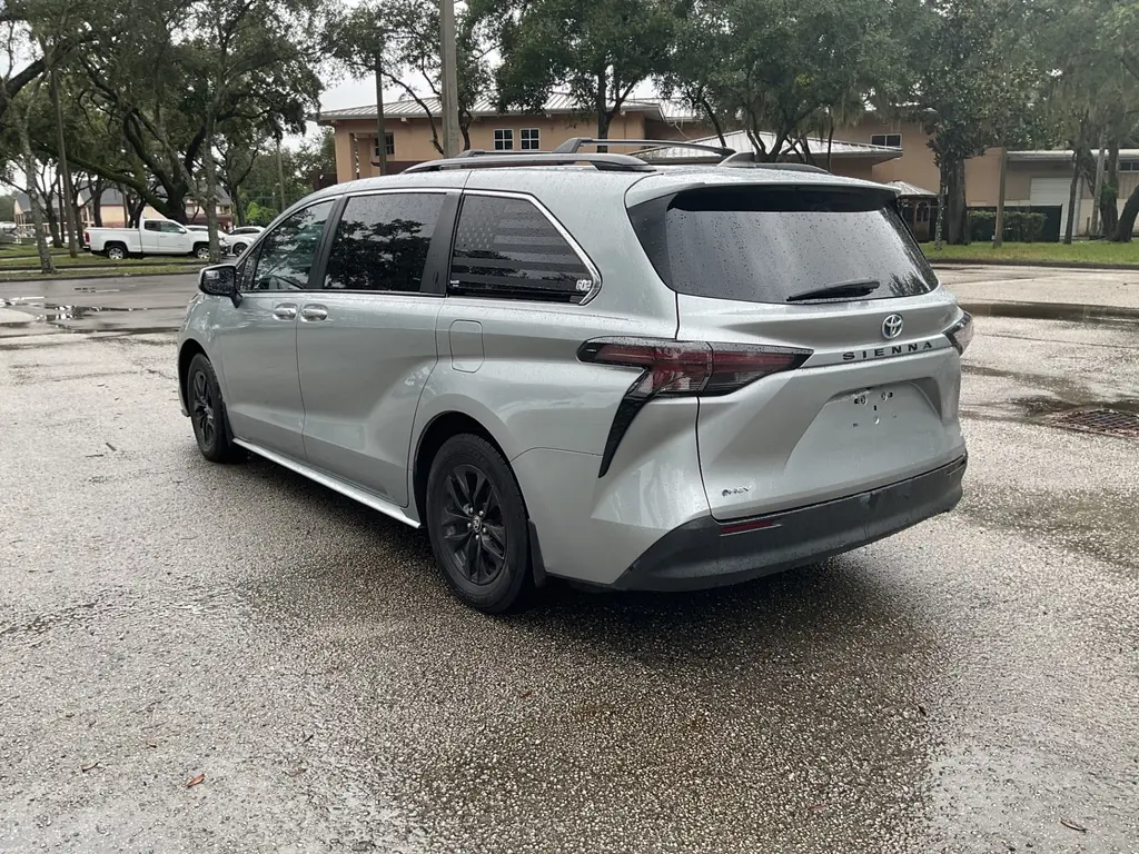 2025 TOYOTA SIENNA LE photo 3