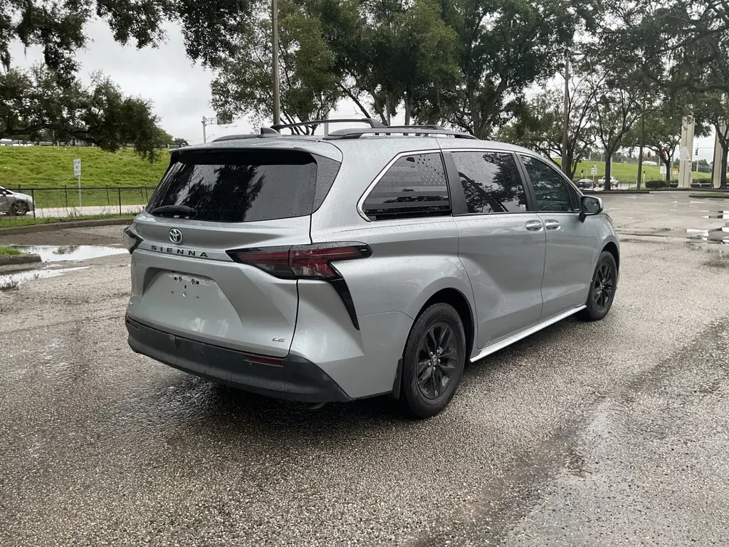 2025 TOYOTA SIENNA LE photo 5