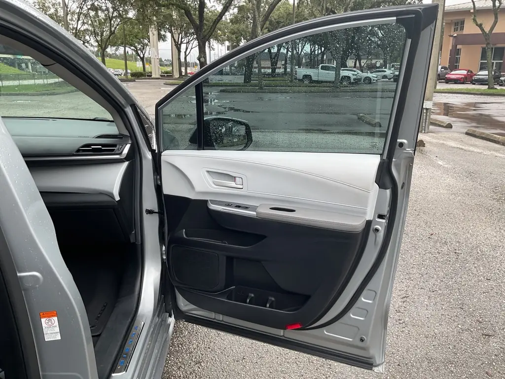 2025 TOYOTA SIENNA LE photo 15