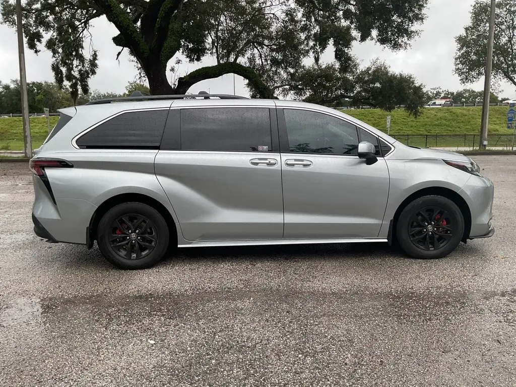 2025 TOYOTA SIENNA LE photo 6