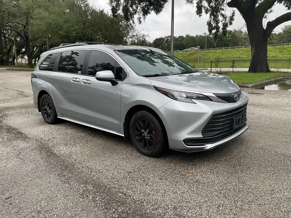 2025 TOYOTA SIENNA LE photo 7