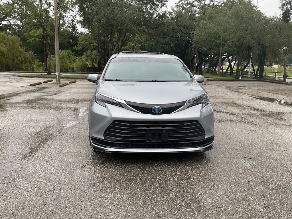 2025 TOYOTA SIENNA LE photo 8