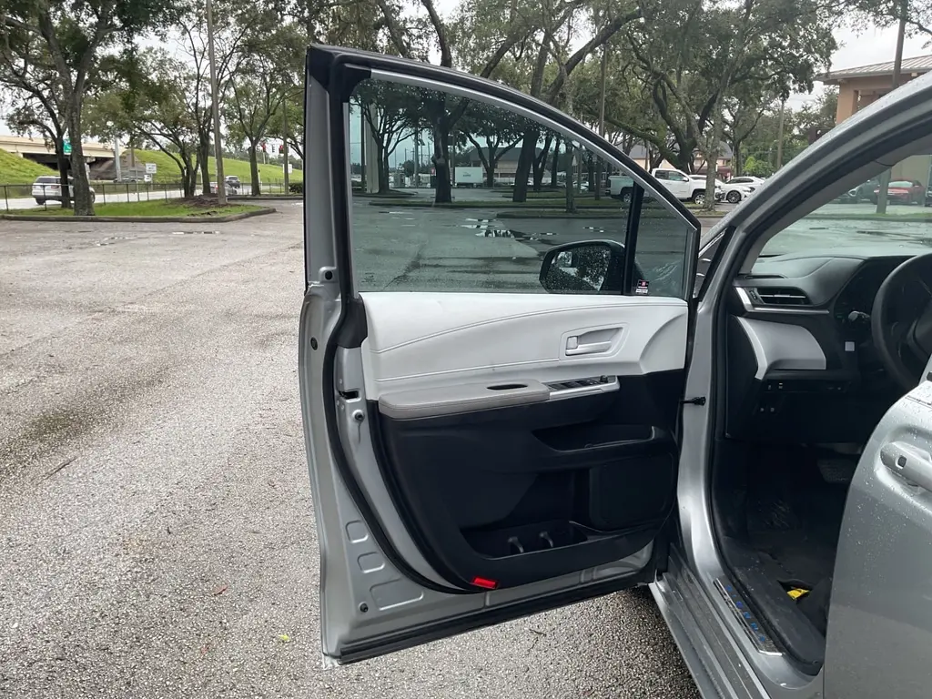 2025 TOYOTA SIENNA LE photo 9