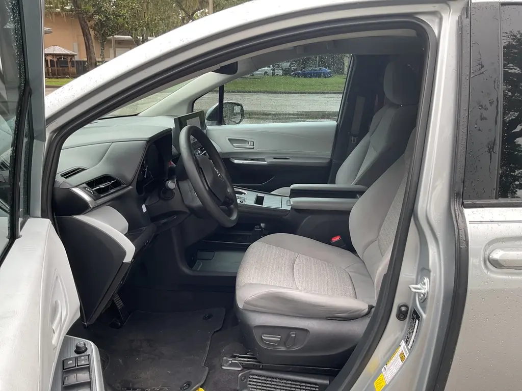 2025 TOYOTA SIENNA LE photo 10