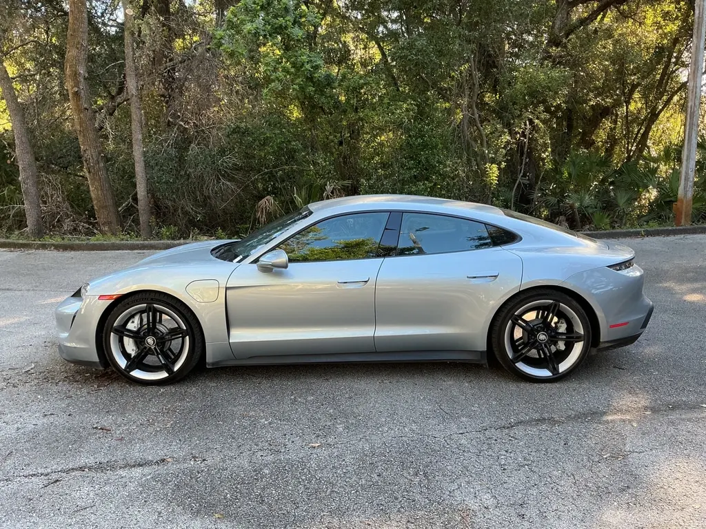 2023 PORSCHE TAYCAN photo 2