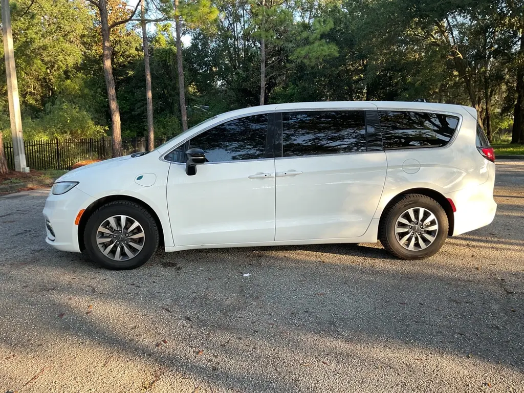 2024 CHRYSLER PACIFICA HYBRID SELECT photo 2