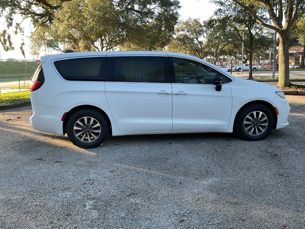 2024 CHRYSLER PACIFICA HYBRID SELECT photo 6