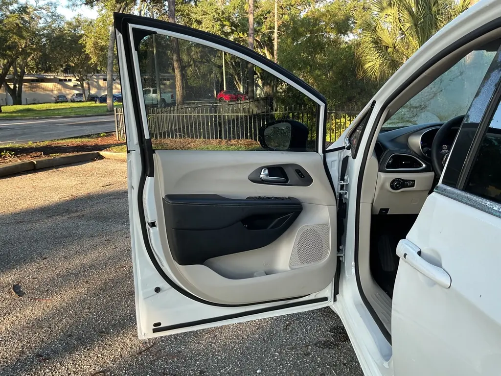 2024 CHRYSLER PACIFICA HYBRID SELECT photo 9