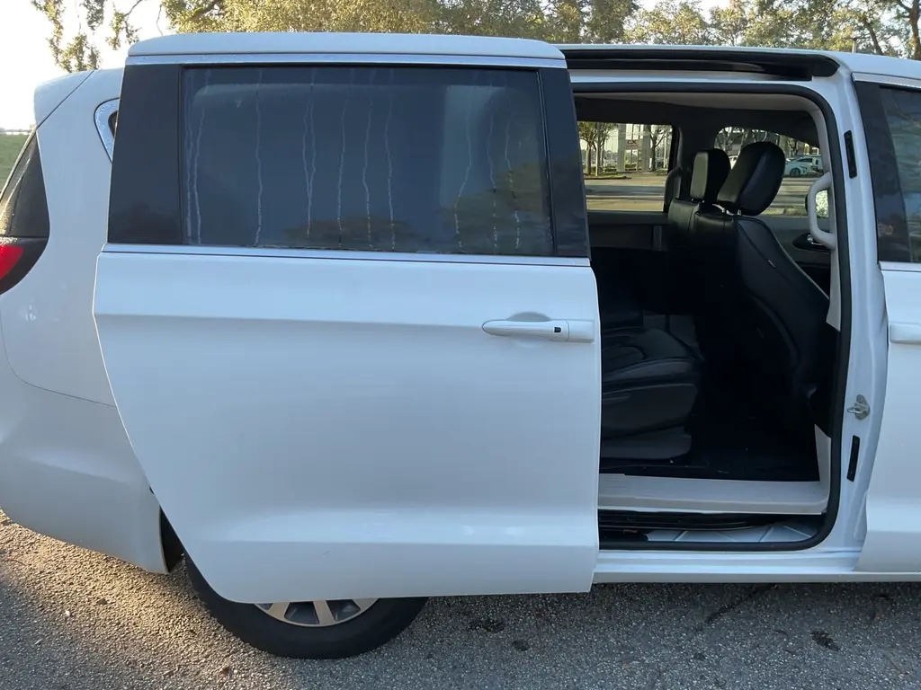 2024 CHRYSLER PACIFICA HYBRID SELECT photo 10