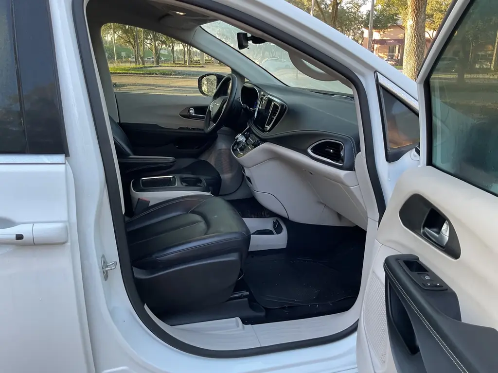 2024 CHRYSLER PACIFICA HYBRID SELECT photo 13
