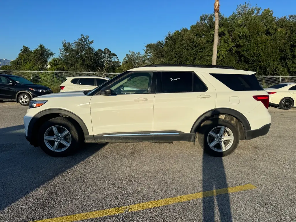 2023 FORD EXPLORER XLT photo 2