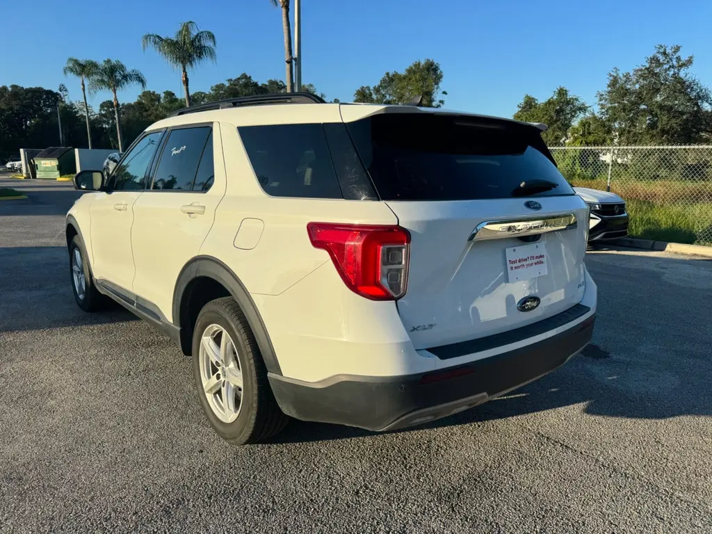 2023 FORD EXPLORER XLT photo 3