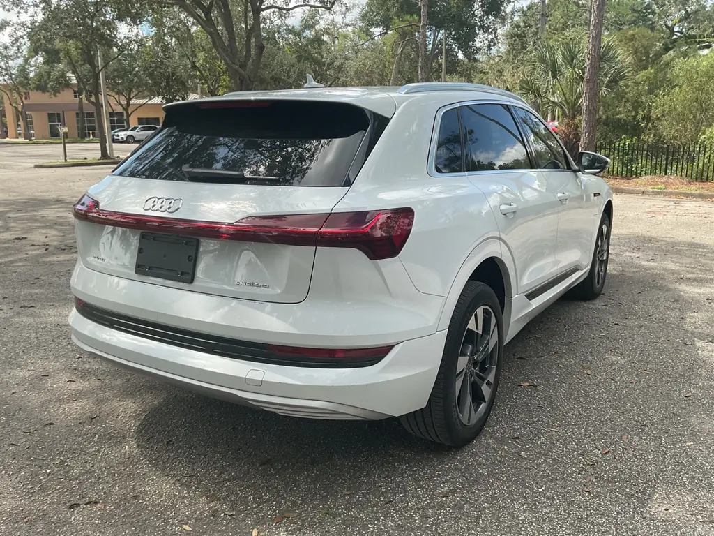 2023 AUDI E-TRON PREMIUM photo 5