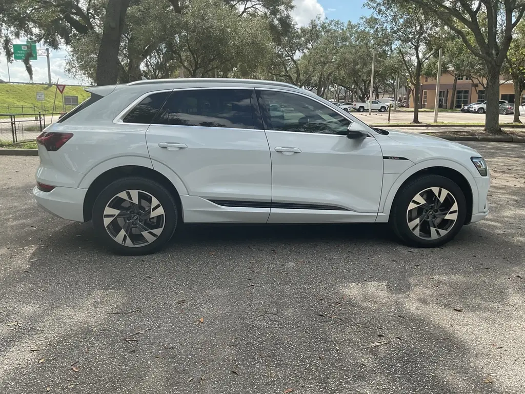 2023 AUDI E-TRON PREMIUM photo 6