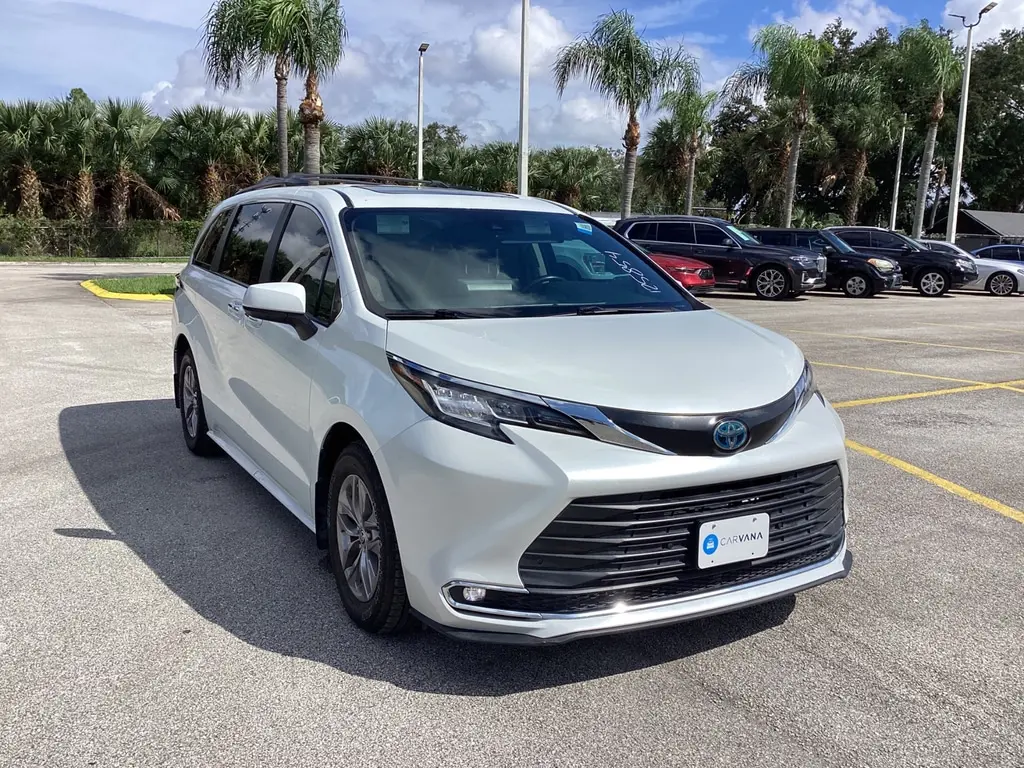 2022 TOYOTA SIENNA XLE photo 3