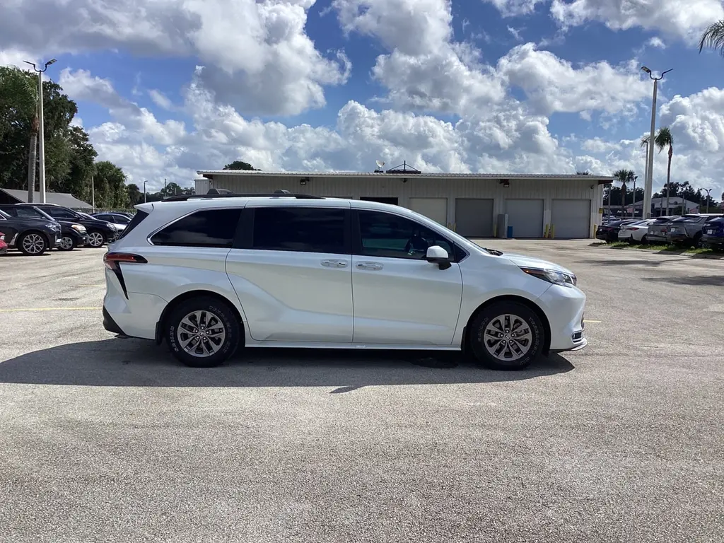 2022 TOYOTA SIENNA XLE photo 4