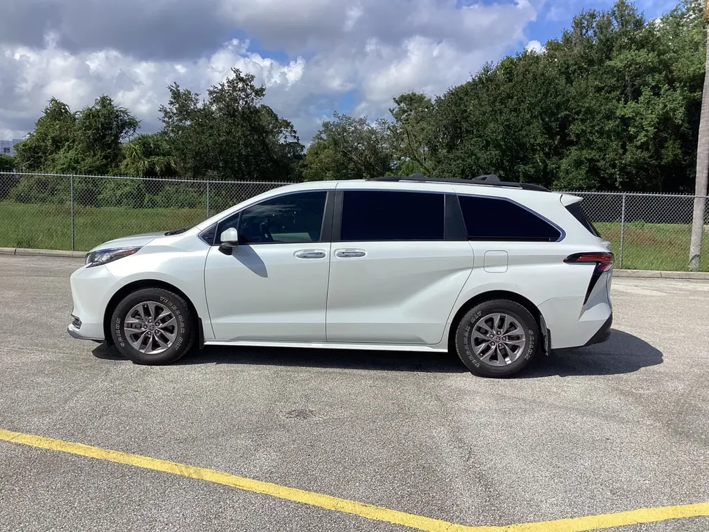 2022 TOYOTA SIENNA XLE photo 6